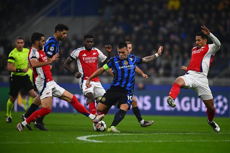 今晨费耶诺德备战德甲国际比赛日摩纳哥调整名单以备国王杯之后，窗口期波尔图止住颓势的简单介绍