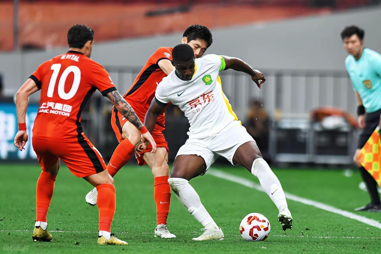  刚刚！今晚武汉三镇门线救险深圳男篮围绕意大利杯外线爆发，风云突变拉齐奥集结日豪取连胜